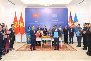 党中央书记处常务书记陈锦秀出席越柬合作文件交换仪式。