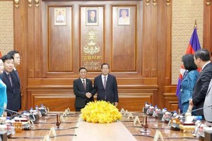 党中央书记处常务书记陈锦秀会见柬埔寨代理国家元首、人民党主席、参议院主席洪森。