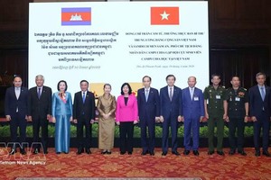 党中央书记处常务书记陈锦秀同双方代表合影。