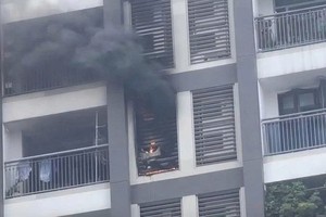 火势从第十层一住宅冒出。