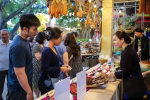 游客在胡志明市一个文化美食活动中参观、品尝佳肴。