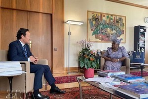 越南常驻世界贸易组织代表团团长梅潘勇大使会见世界贸易组织总干事恩戈齐·奥孔乔-伊维拉。