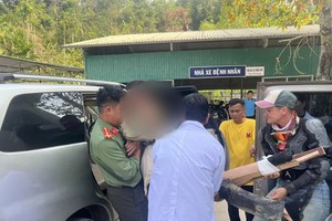 女游客摔伤骨折后获协助送医急救。图：芒笔乡公安