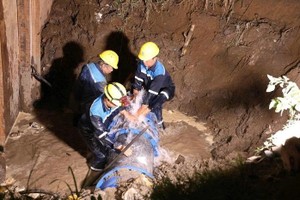 停水是为修复春和坊武氏六与八月革命街分岔路口的D1050供水干管的D1050x150消防栓支管漏水故障。