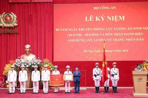 党中央政治局委员、党中央书记处常务书记陈锦秀等出席典礼。