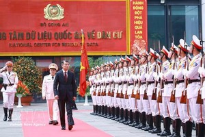 政府总理黎明兴出席社会秩序行政管理警察力量传统日80周年纪念典礼暨胡志明勋章授勋仪式。