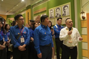 越南青少年参观越南青年革命同志会旧址