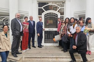 西班牙驻伊朗大使馆重新开放。