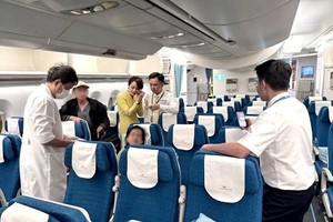 越航公司与机上医生紧密配合，及时救治一名突发状况的女乘客，并在飞机降落后继续辅助和处置。