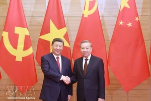 2025年4月14日，党中央总书记苏林与中共中央总书记、国家主席习近平在欢迎习近平对越南进行国事访问的国家级招待会上合影。