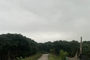 北部地区云量增多，呈现降雨征兆。