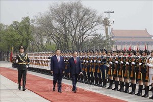 越南共产党中央总书记、国家主席苏林和中共中央总书记、中国国家主席习近平检阅中国人民解放军仪仗队。