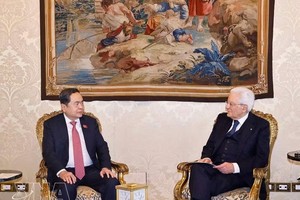 越南国会主席陈青敏会见意大利总统马塔雷拉。