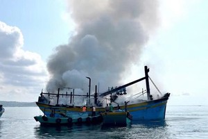 清海边防哨所已调动力量对在富海海域起火的编号 BTh-95768-TS渔船展开灭火及搜救船员工作。