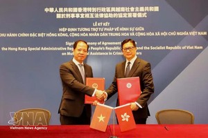 越南最高人民检察院副检察长陈海军与香港特别行政区保安局局长邓炳强代表双方签署协定。