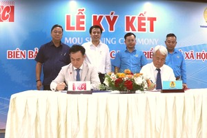 胡志明市劳动联团常务副主席武克泰与IPC公司代总经理武鸿才签署合作《备忘录》。