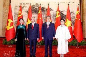 党中央总书记、国家主席苏林及夫人与中共中央总书记、国家主席习近平及夫人合影。