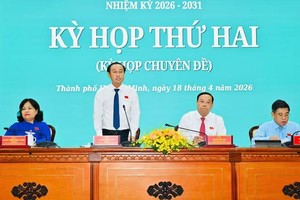 胡志明市人民议会副主席黄青仁主持会议。