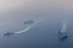 美国海军“亚伯拉罕·林肯”号航母与“弗兰克·E·彼得森二世”号导弹驱逐舰及“卡尔·布拉希尔”号货船在阿拉伯海并排航行。