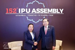 越南国会主席陈青敏会见老挝国会副主席顺通·赛雅佳。