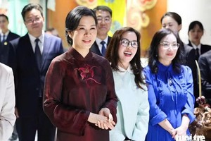 越南党中央总书记、国家主席夫人吴芳璃参观广西民族音乐博物馆。图自年轻报