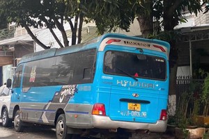 一辆“无主”客车在居民家门前停放超过7个月。