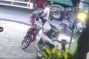 视频记录归仁市一名男子殴打女子的情景。 图片：截自视频。