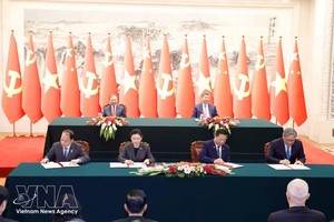 越南党中央总书记、国家主席苏林与中共中央总书记、国家主席习近平共同见证两个各部门合作文件的签署。