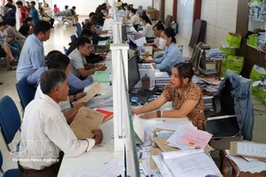 岘港市民在“一站式服务窗口”办理行政手续。