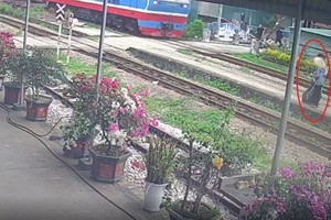  仅两秒钟后，ASY1列车带着巨大的轰鸣声、疾速驶过老妇人刚才站立的位置。