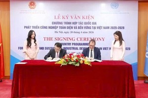 财政部副部长陈国方与联合国工业发展组织总干事格尔德·米勒签署国家合作计划文件。图自《越南财政时报》