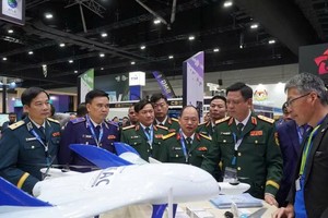 越南国防部代表团参观各国展位。