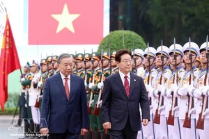 党中央总书记、国家主席苏林与韩国总统李在明检阅仪仗队。