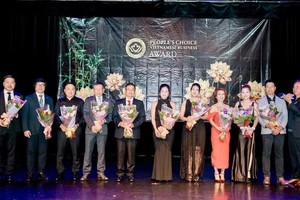 越南-加拿大企业家协会主席Ken Chau向组委会成员赠送鲜花。组委会供图