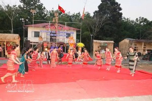 斯丁族求雨节中的求雨舞蹈。 