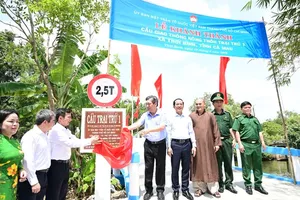 胡志明市市委副书记、市越南祖国阵线委员会主席阮福禄出席由本市资助建设的金瓯省农村交通桥梁落成典礼。