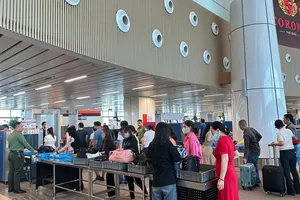 乘客在T3航站楼通过安检口。