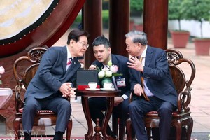 党中央总书记、国家主席苏林与韩国总统李在明亲切交谈。