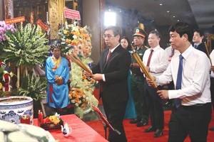 胡志明市领导与各位代表在雄王始祖纪念馆敬香。