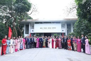 海外侨胞寻根溯源，上香缅怀历代雄王始祖