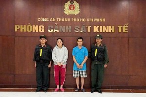 阮氏美凤夫妇（中）被捕。图片来源：胡志明市公安厅