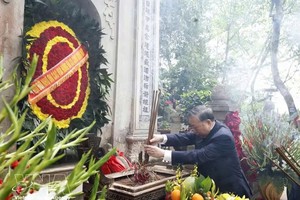 党中央总书记、国家主席苏林前往富寿省参加雄王祭日上香仪式。