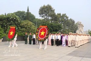 胡志明市领导献花缅怀越南英雄母亲和英雄烈士。图自越通社