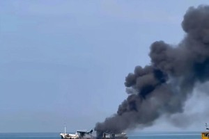 油轮在海上发生剧烈爆炸并起火。