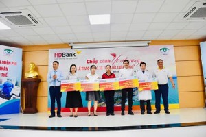 HDBank资助贫困患者免费施行眼科手术并向患有屈光不正的学童赠送眼镜。