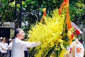 党中央总书记、国家主席苏林率领中央工作代表团在广治省多个重要历史遗址敬献花圈、上香。