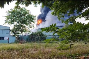  7000平方米厂房突发大火并伴随剧烈爆炸声。