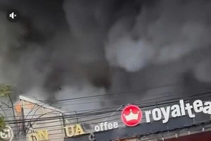 火灾烧毁大量财产、商品。