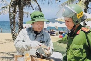  职能机关召传涉事冰淇淋小贩以进一步查明真相。