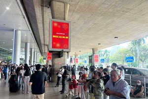 民众在新山一机场T2国际航站楼等待接机。